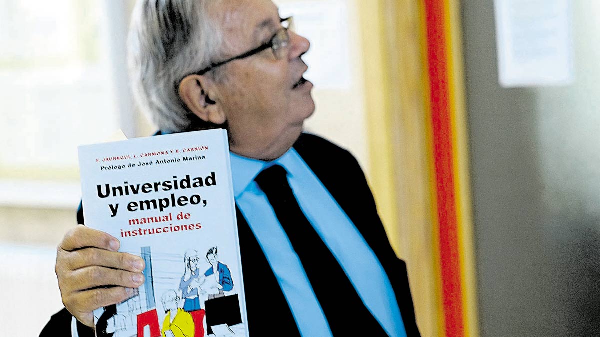 El periodista cántabro Fernando Jáuregui, ayer en la Facultad de Económicas de la Universidad de León con el informe que presentó. | DANIEL MARTÍN