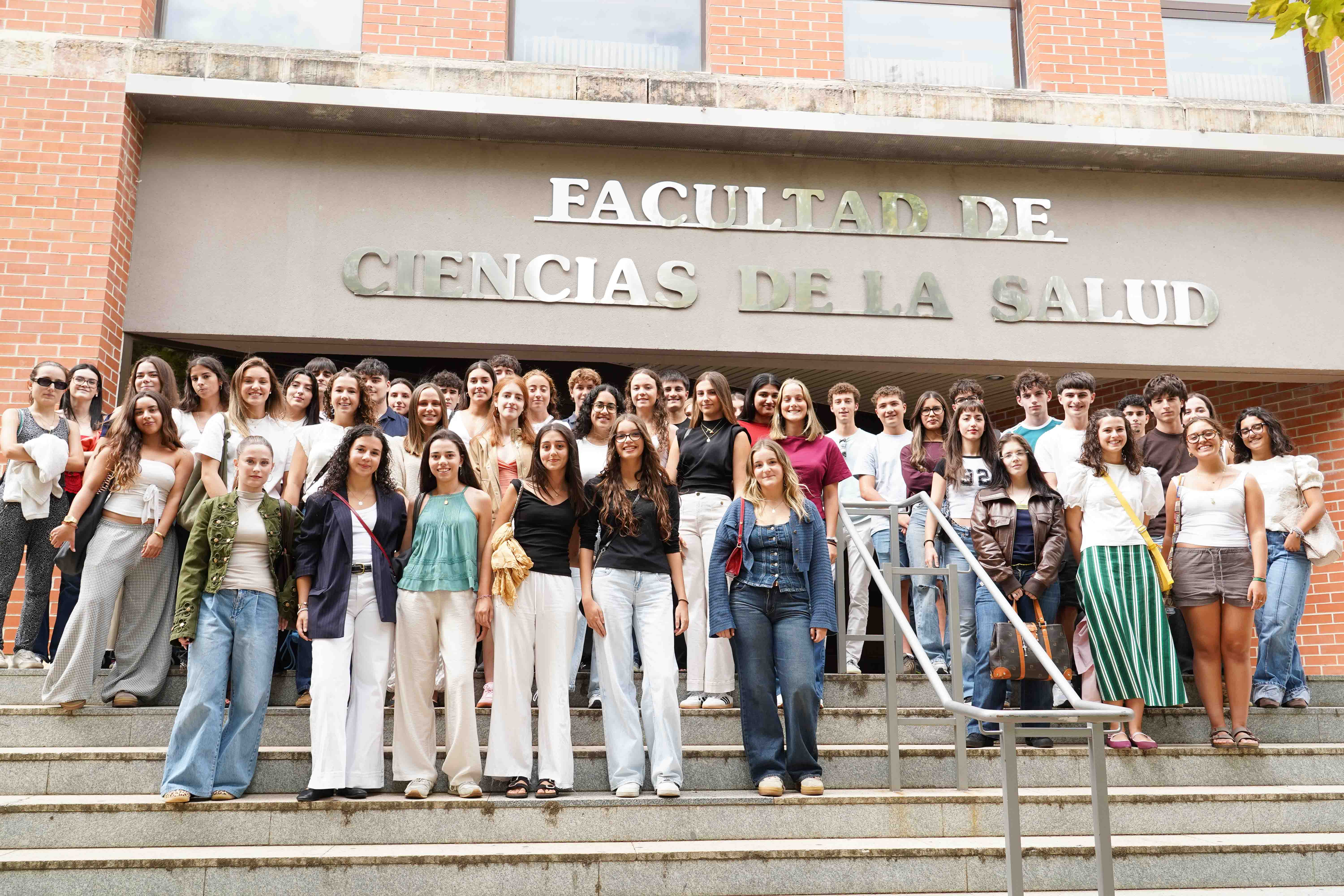 La primera promoción de Medicina en León a las puertas de la facultad