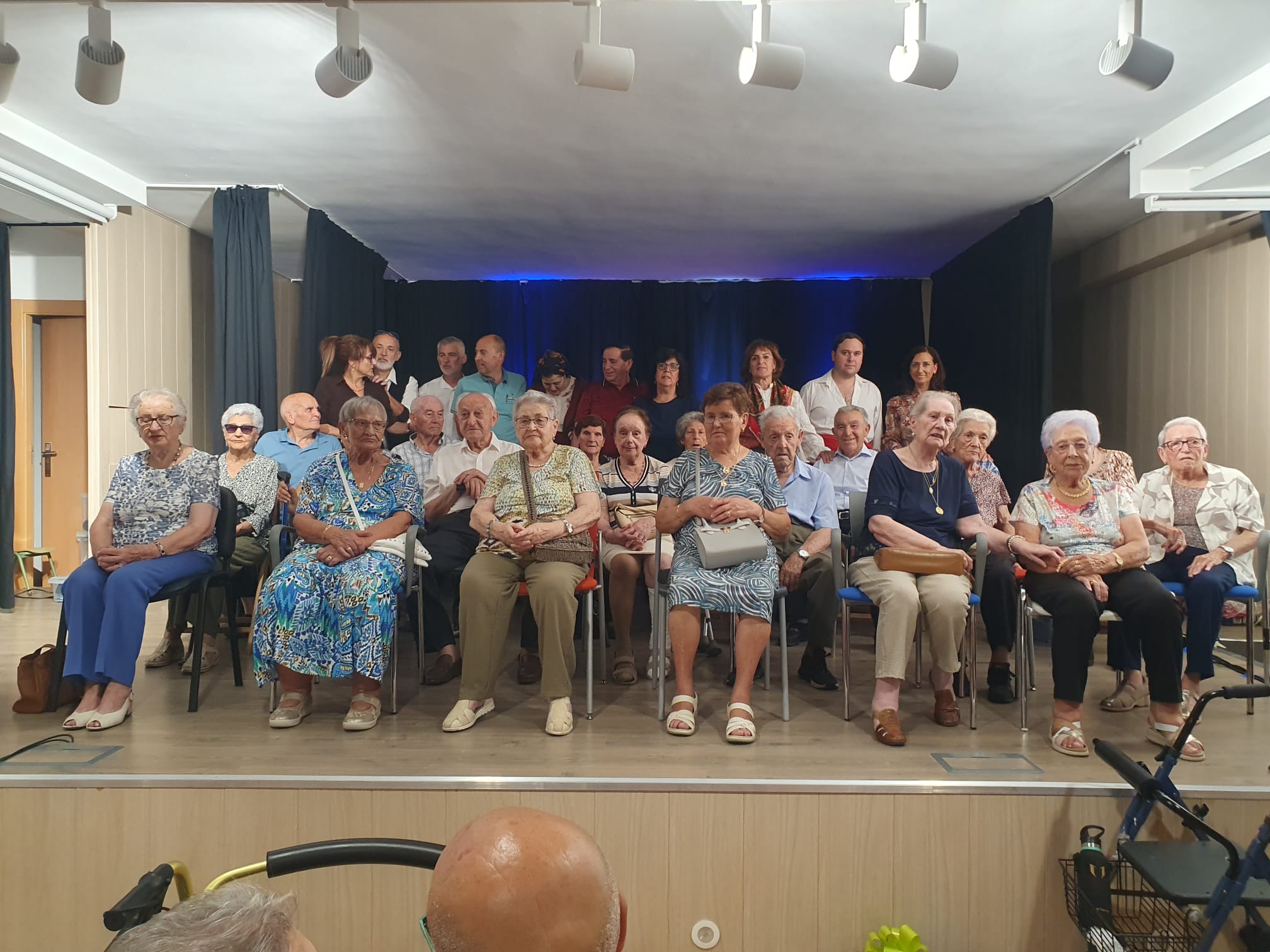 Foto de familia de los homenajeados en Santa María del Páramo