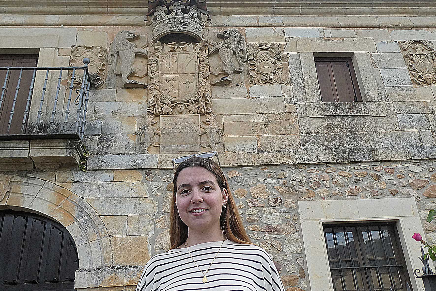 Noelia Herreras delante de uno de los escudos de la casa/palacio de Otero. | G. F. C. Noelia Herreras delante de uno de los escudos de la casa/palacio de Otero. | G. F. C.
