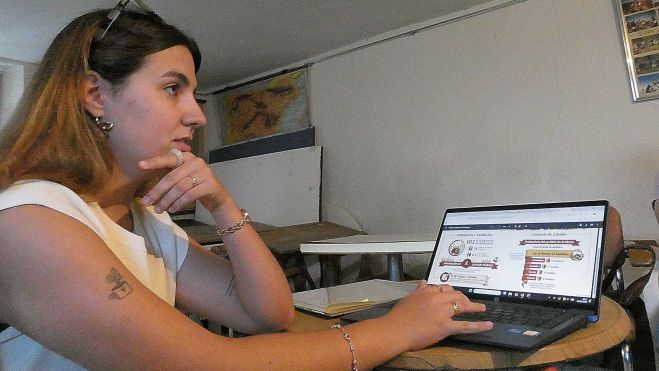 La historiadora mostrando un gráfico de su trabajo sobre el pueblo. | G. F. C. La historiadora mostrando un gráfico de su trabajo sobre el pueblo. | G. F. C.