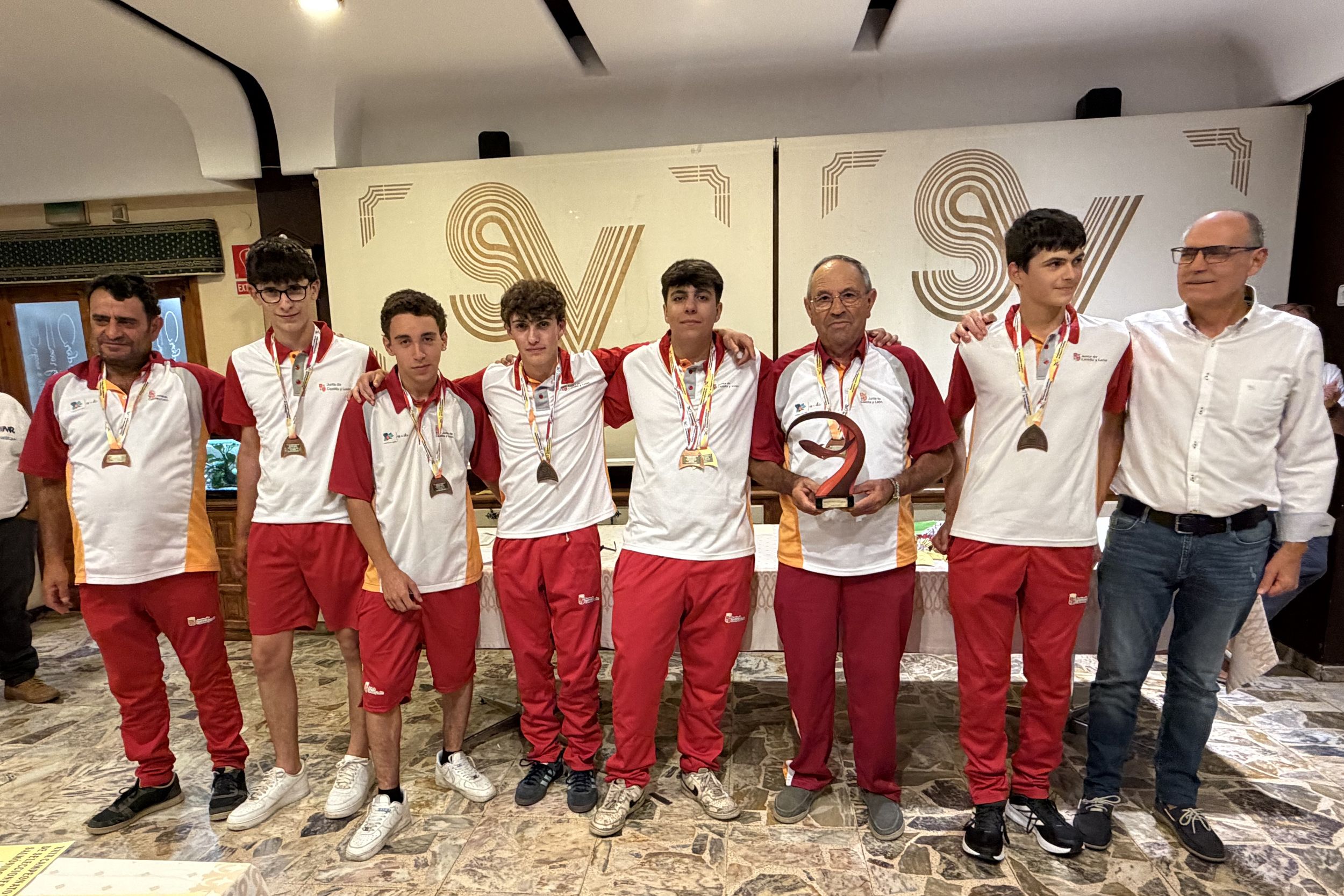 Pablo Álvarez, junto al resto de la selección de Castilla y León que se subió al pódium. L.N.C. Pablo Álvarez, junto al resto de la selección de Castilla y León que se subió al pódium. L.N.C.