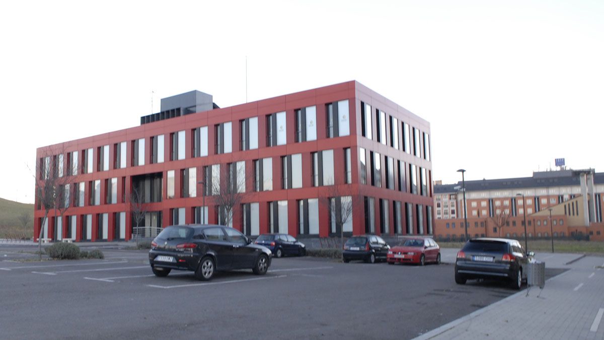 Imagen del 'edificio rojo' de Eras, que alberga un vivero de empresas. MAURICIO PEÑA