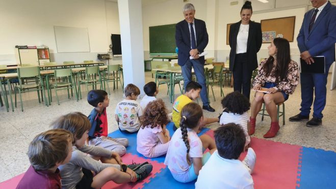 Un instante de la visita del delegado territorial de la Junta, Eduardo Diego, al colegio San Isidoro Un instante de la visita del delegado territorial de la Junta, Eduardo Diego, al colegio San Isidoro