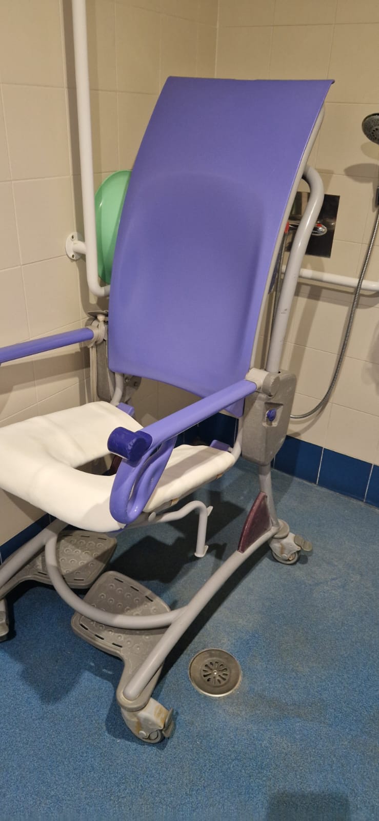 Una de las sillas averiadas en el CRE Una de las sillas averiadas en el CRE