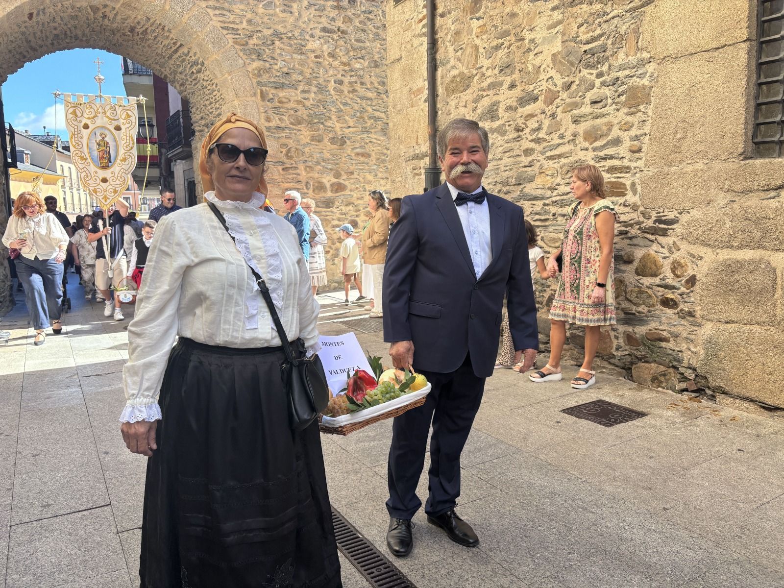 Ofrenda de la pedanía de Montes de Valdueza durante la procesión. | JAVIER FERNÁNDEZ