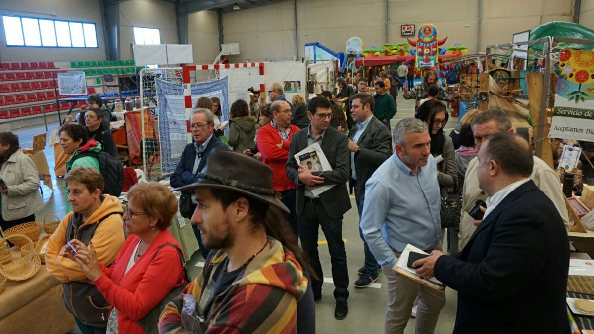 VIII Feria de Turismo y Desarrollo del Bierzo Alto celebrada ayer en Ribera de Folgoso.