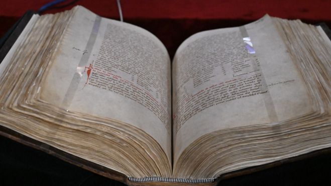 El Tumbo Legionense, también conocido como ‘códice 11’, cuenta con 475 folios y pesa seis kilos | SAÚL ARÉN