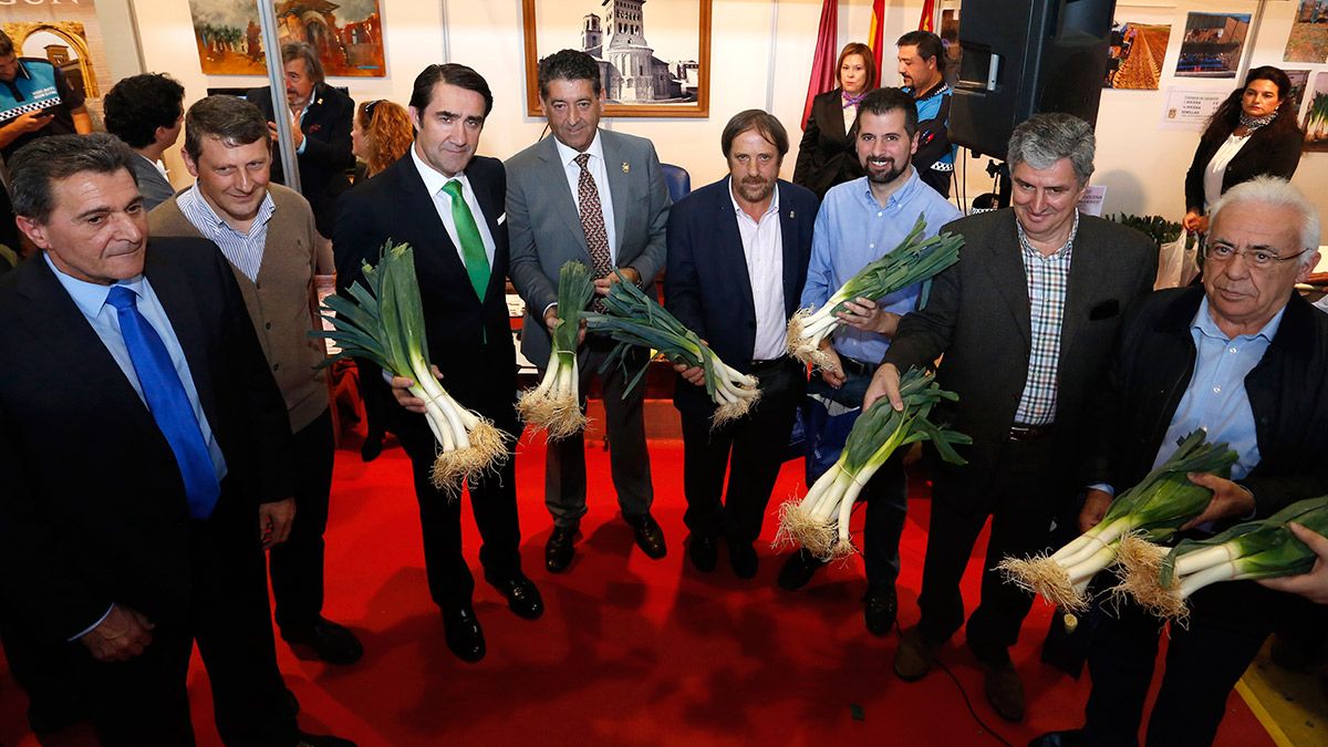 El consejero de Fomento y Medio Ambiente, Juan Carlos Suárez-Quiñones y el secretario general del PSOE de Castilla y León, Luis Tudanca, entre otras autoridades, participan en los actos de la Feria de San Simón en Sahagún (León). | ICAL