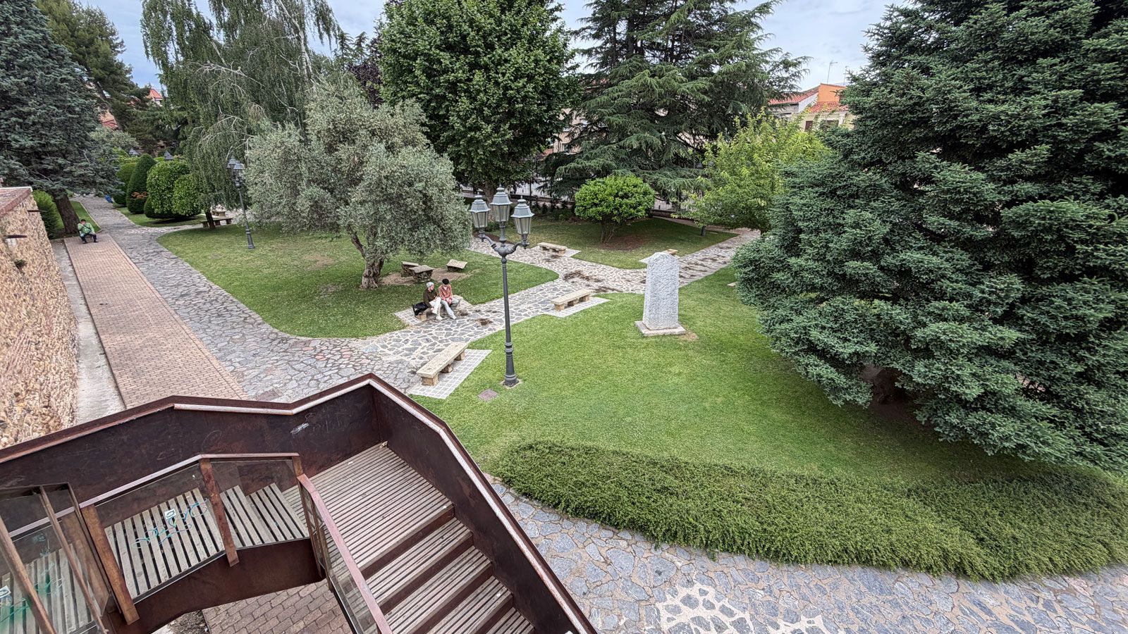 Una vista panorámica del parque rehabilitado en 2024 por el Ayuntamiento de León desde la muralla romana. | SAÚL ARÉN Una vista panorámica del parque rehabilitado en 2024 por el Ayuntamiento de León desde la muralla romana. | SAÚL ARÉN