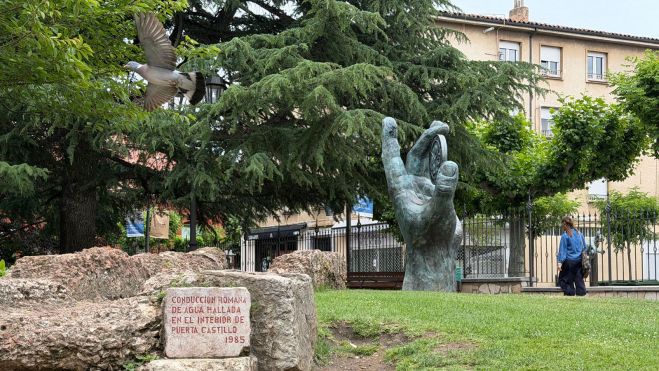 Los resquicios de la conducción romana y, al fondo, la mano de Antolín en homenaje al Colegio de Veterinarios