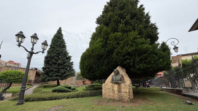La escultura en recuerdo Ángel Barja realizada por Ángel Muñiz Alique