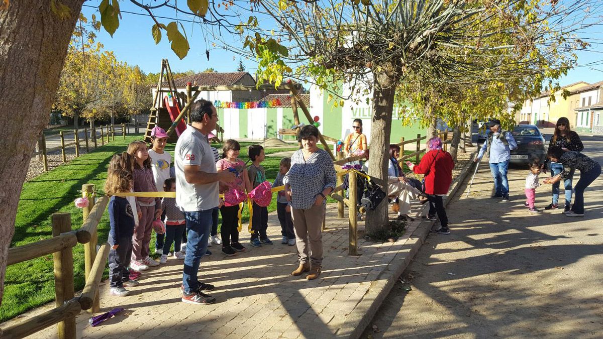 Imagen de la inauguración de la zona verde recreativa de la localidad.
