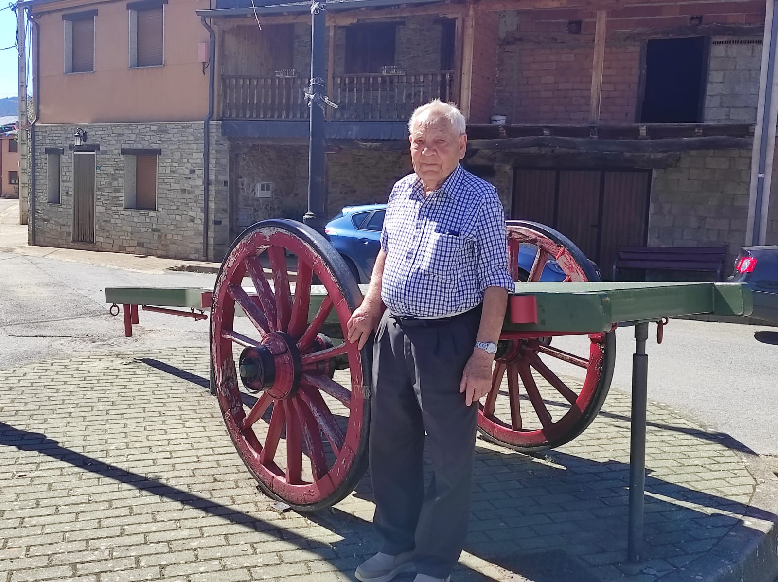 Pepe Cachón, el último carrero de Rodanillo que conserva la memoria de un oficio centenario. L.N.C.