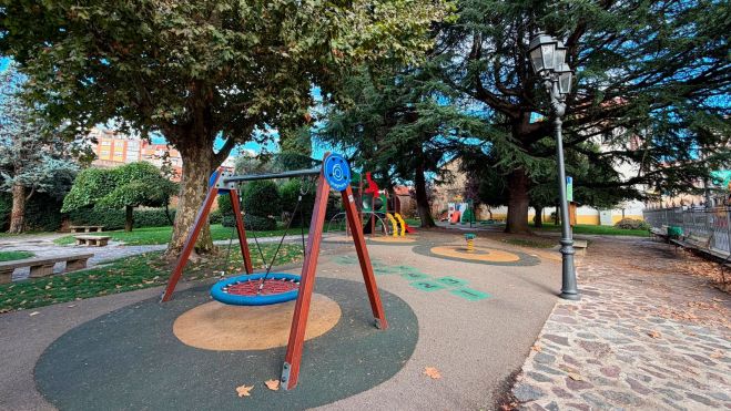 La zona de juegos infantiles ha sido renovada por el Ayuntamiento
