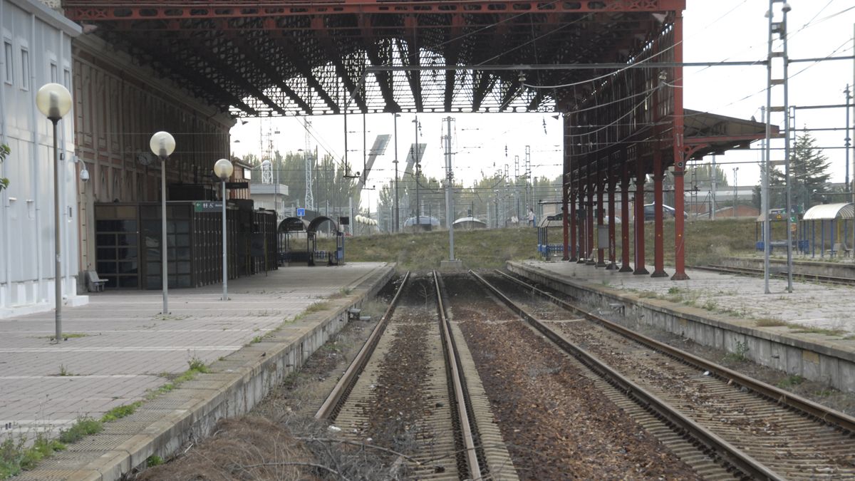 Imagen de las vías y la marquesina de la antigua estación. | MAURICIO PEÑA
