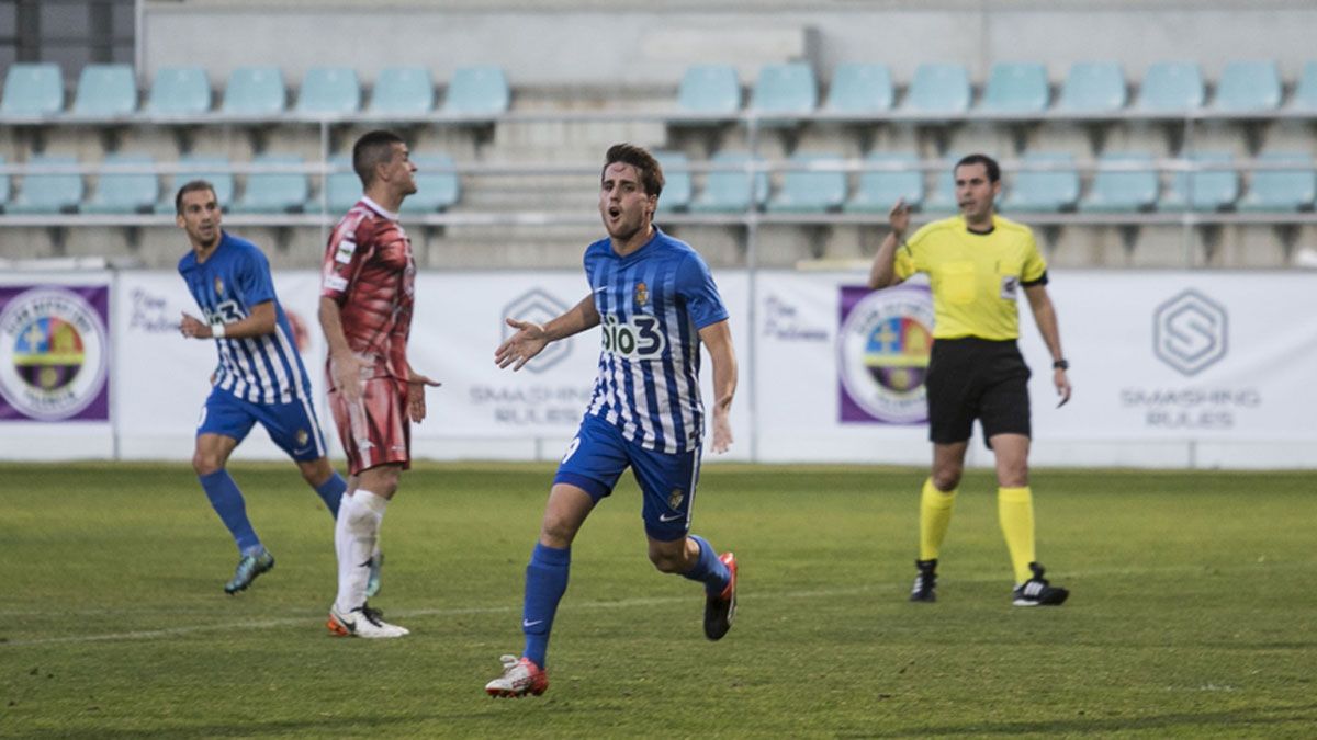 Juanto celebra el primer gol de la Deportiva. | DIARIO PALENTINO