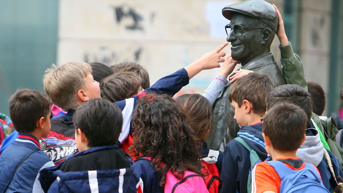 Varios escolares en la Plaza del Ayuntamiento de Ponferrada. | César Sánchez (Ical)