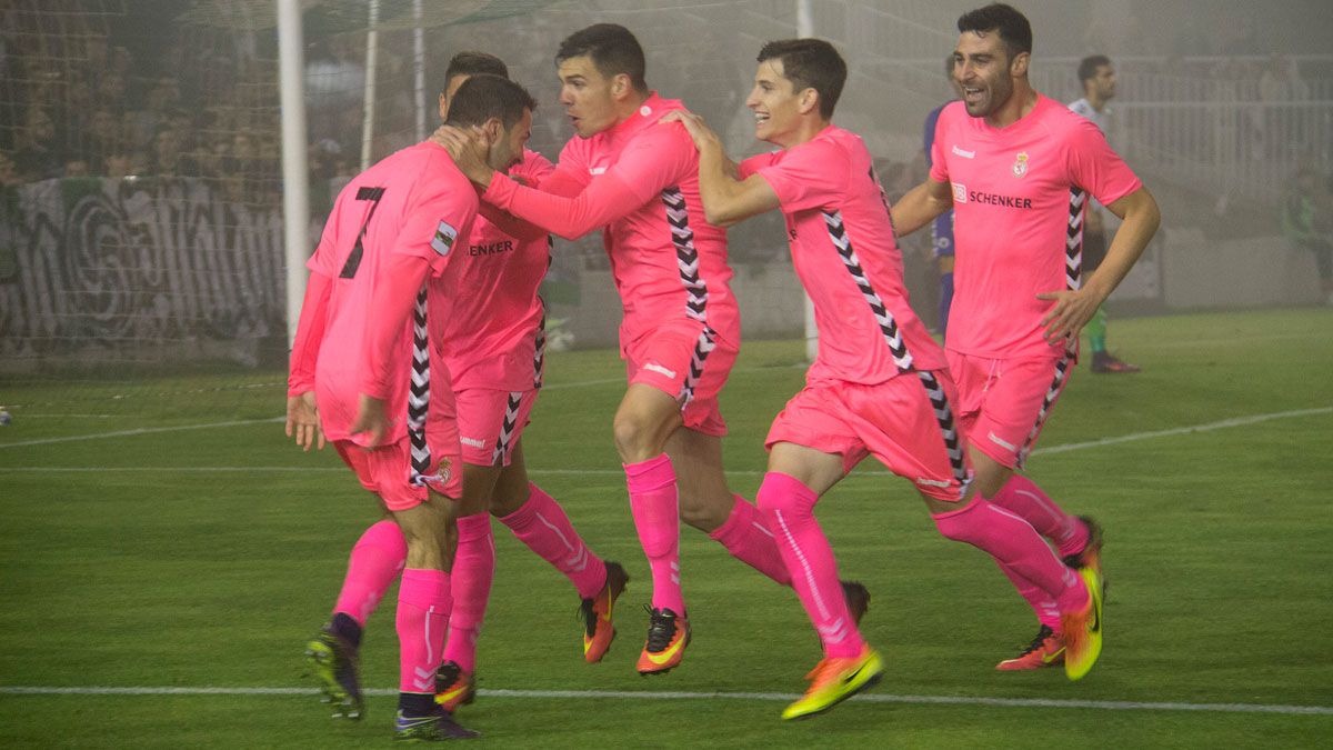 Gallar, Toni y Benja acuden a abrazar a Colinas para celebrar con él el gol de chilena con el que abría el marcador. | JESÚS G.G.