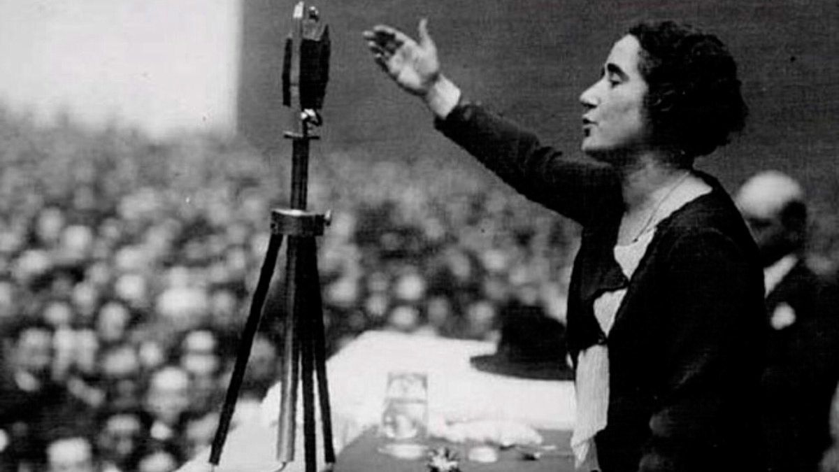 Clara Campoamor en uno de sus famosos discursos defendiendo el voto para la mujer.