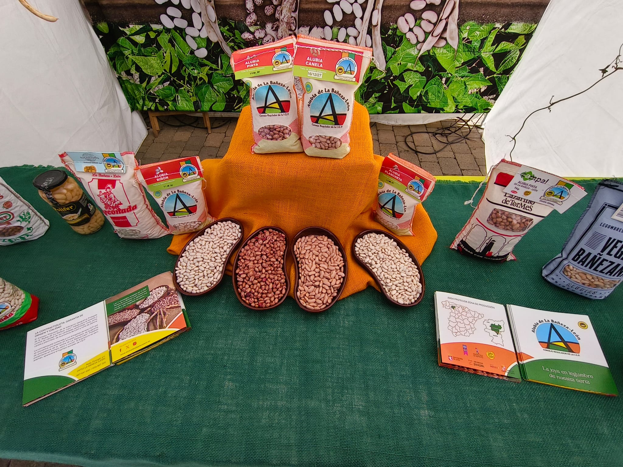 Inauguración de la Feria Agroalimentaria de La Bañeza 2026. | ALEJANDRO RODRÍGUEZ