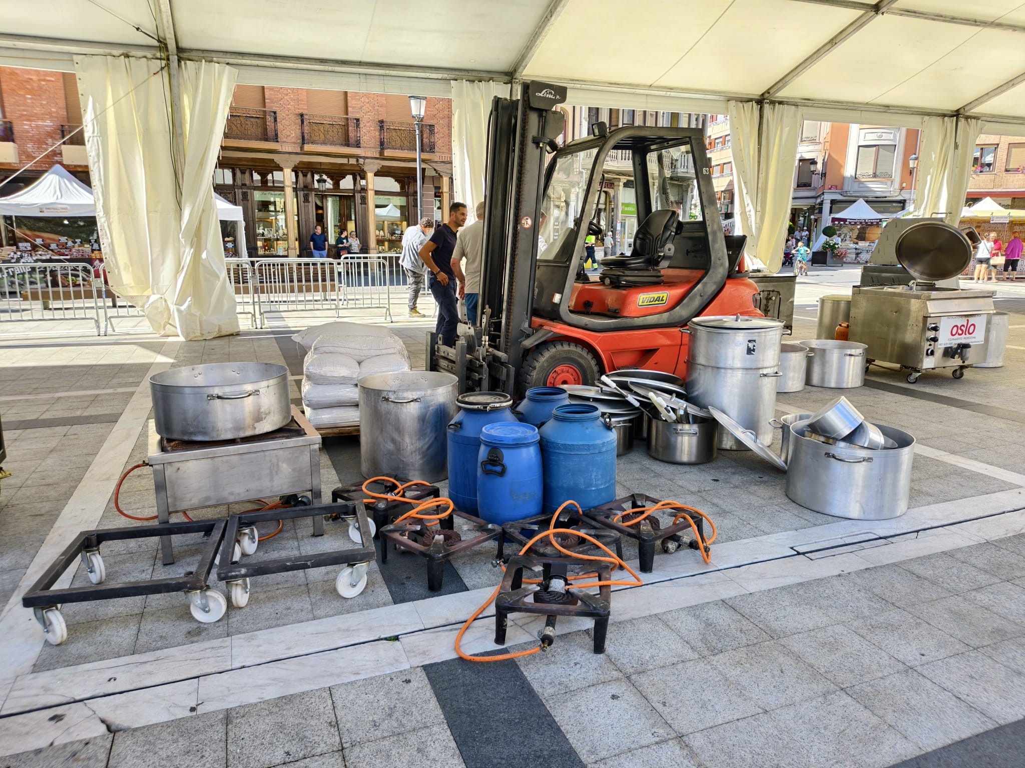 Inauguración de la Feria Agroalimentaria de La Bañeza 2026. | ALEJANDRO RODRÍGUEZ