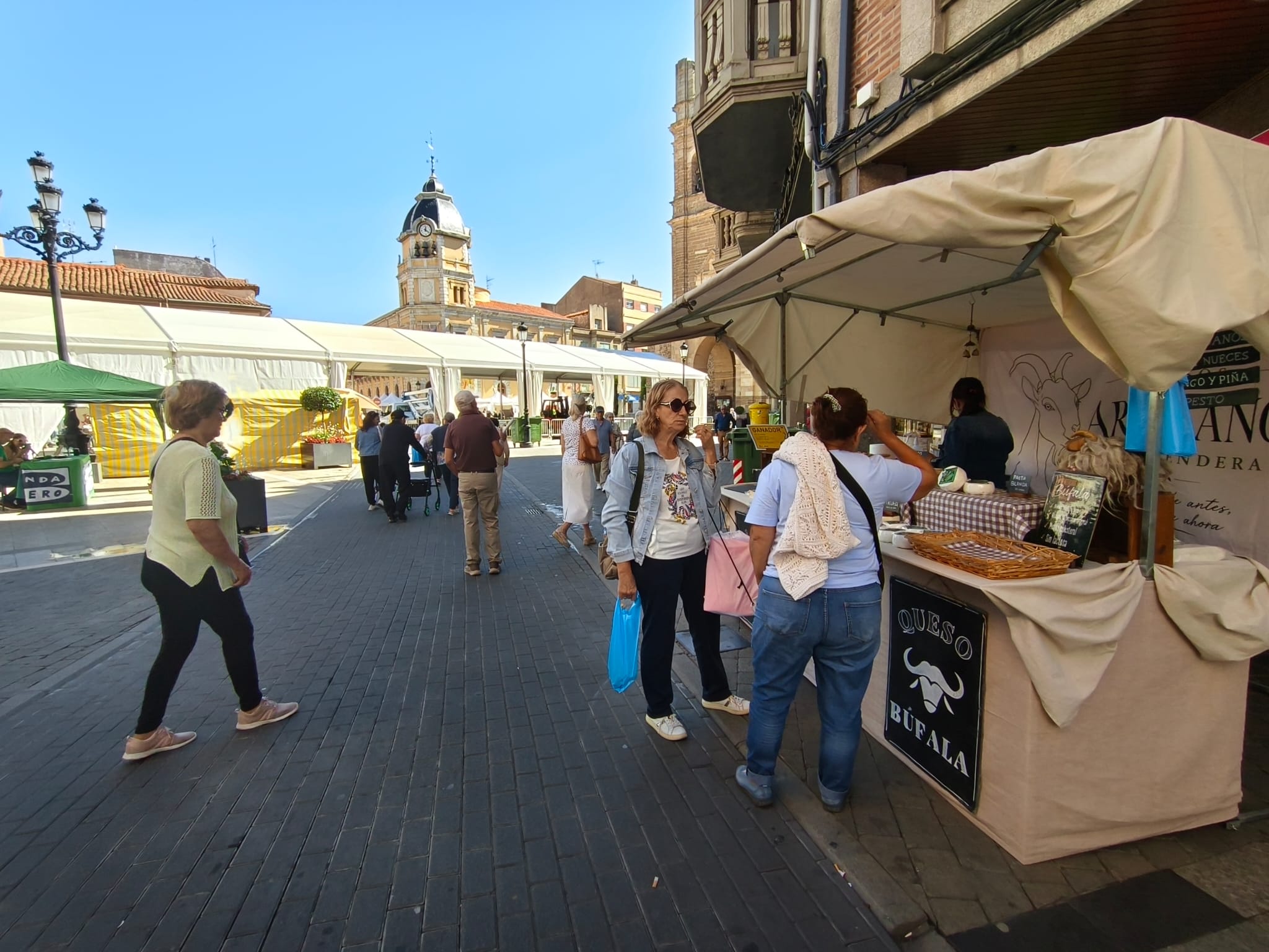 Inauguración de la Feria Agroalimentaria de La Bañeza 2026. | ALEJANDRO RODRÍGUEZ
