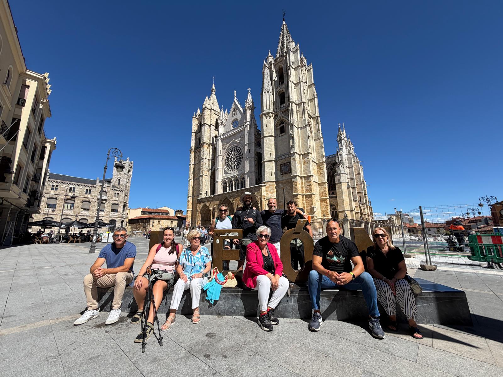 La familia australiana se reunió con la parte leonesa el pasado viernes frente a la Catedral de León | SAÚL ARÉN La familia australiana se reunió con la parte leonesa el pasado viernes frente a la Catedral de León | SAÚL ARÉN