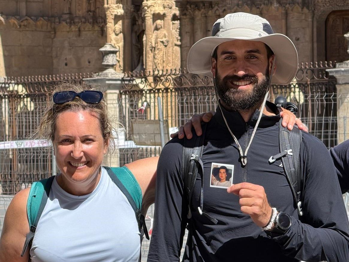Los hijos de Lisa con la foto de su madre | SAÚL ARÉN Los hijos de Lisa con la foto de su madre | SAÚL ARÉN