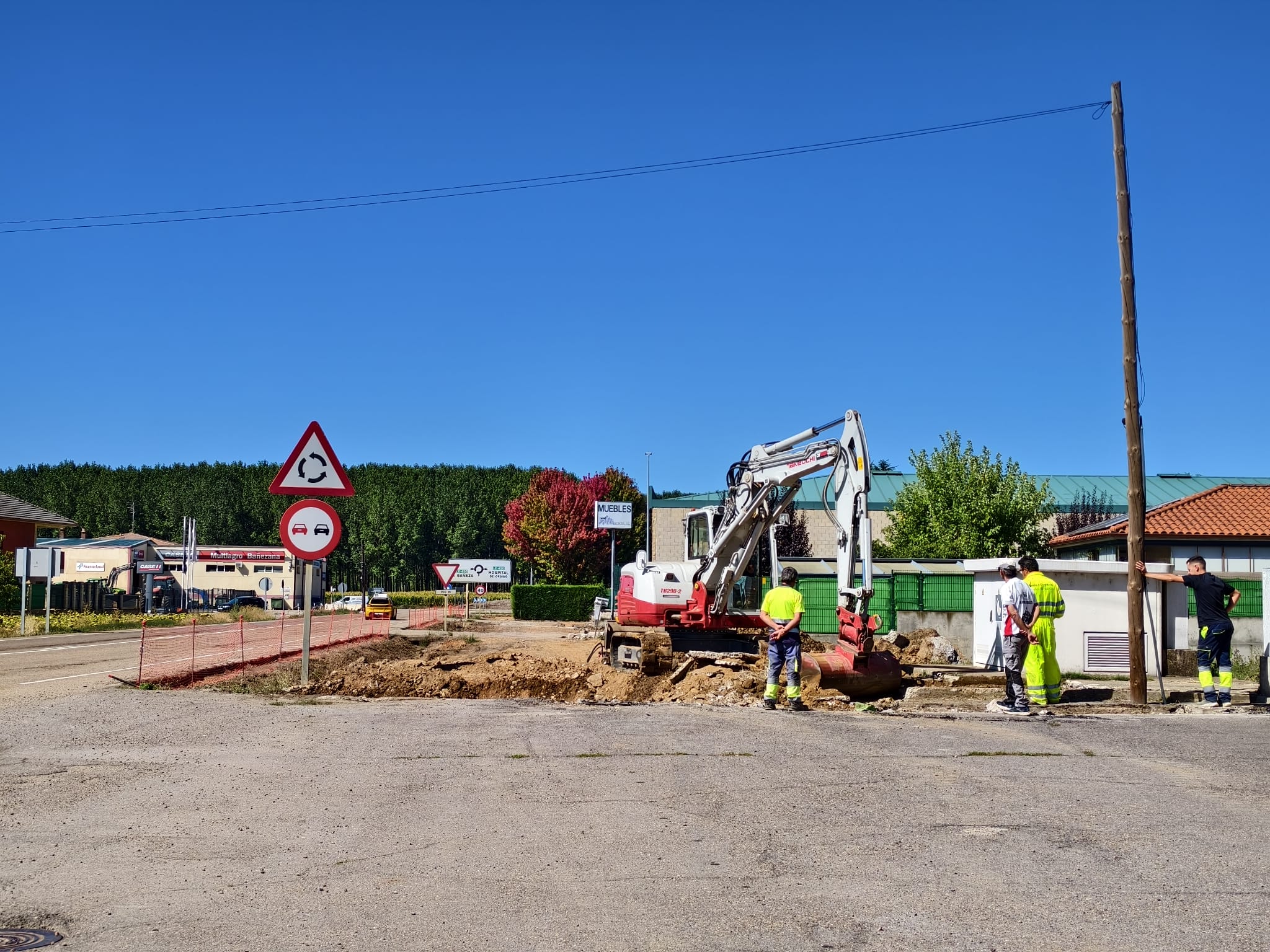 Labores este viernes de las obras de la senda peatonal entre Requejo de la Vega y La Bañeza. | ALEJANDRO RODRÍGUEZ Labores este viernes de las obras de la senda peatonal entre Requejo de la Vega y La Bañeza. | ALEJANDRO RODRÍGUEZ