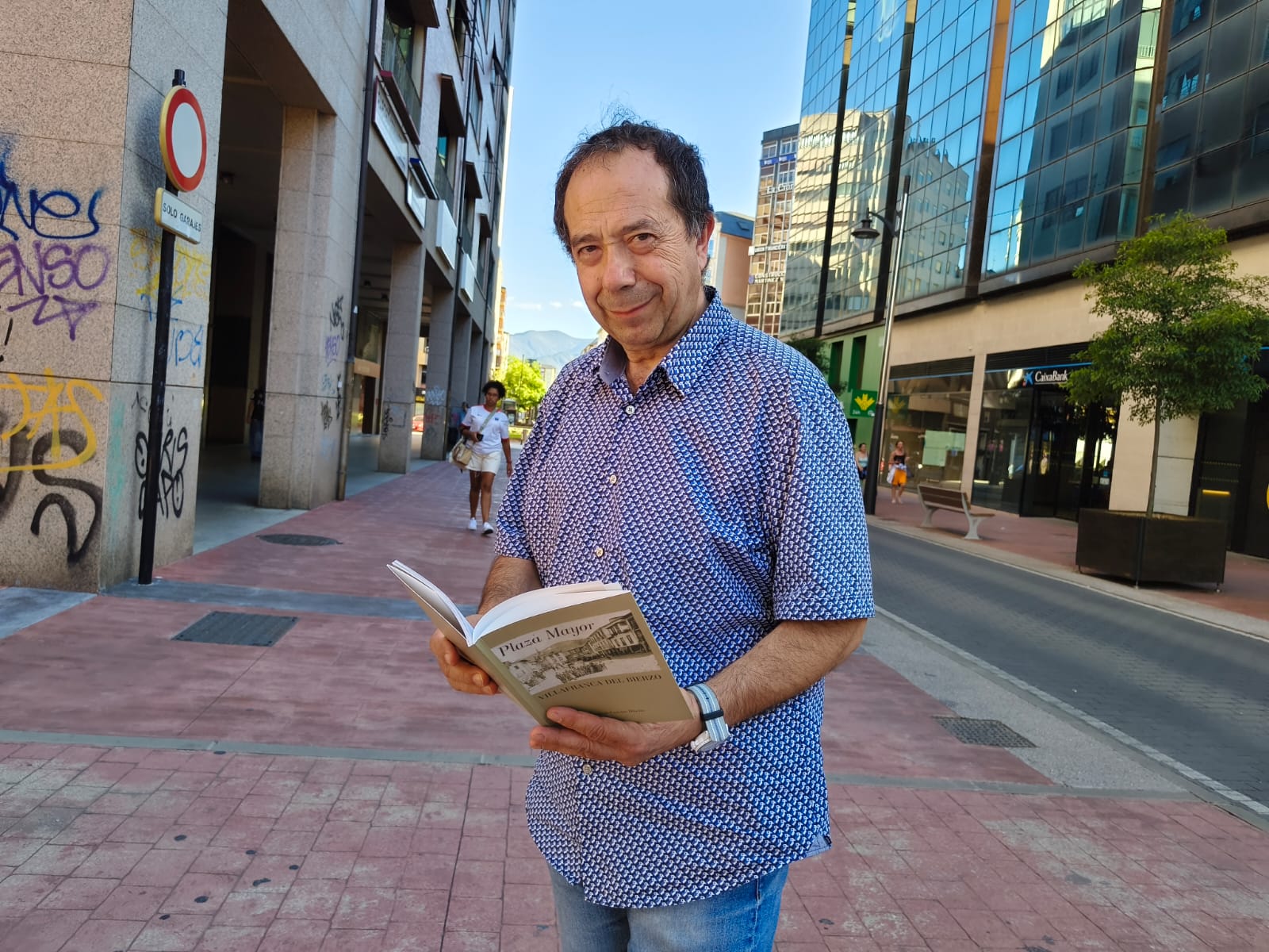 Castelao con su nuevo libro entre las manos. | MAR IGLESIAS