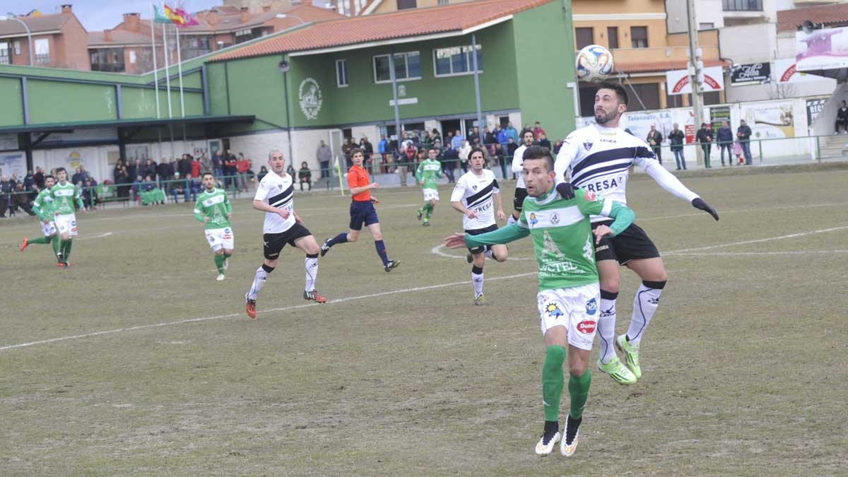 Ivi Vales lucha por un balón con un jugador del Lealtad. | DANIEL MARTÍN Ivi Vales lucha por un balón con un jugador del Lealtad. | DANIEL MARTÍN