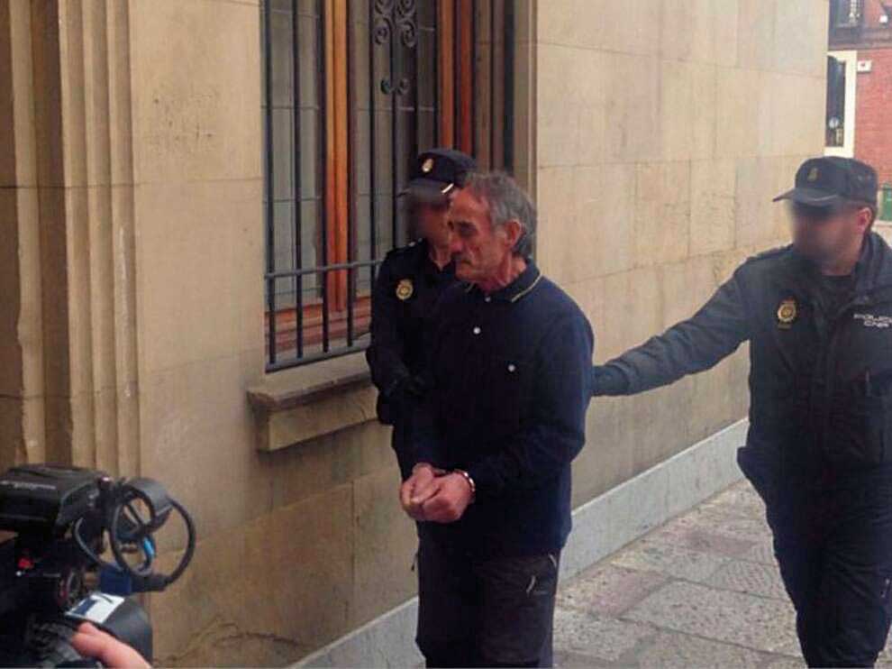 El autor del doble crimen de Redipuertas entrando en los juzgados para rendir cuentas del segundo ante un jurado popular que fue implacable con él. | L.N.C.