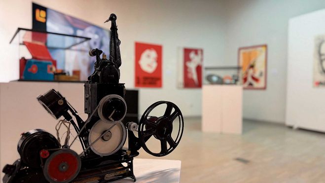 La exposición cuenta con numerosos programas de mano y carteles de antiguos cines y teatros La exposición cuenta con numerosos programas de mano y carteles de antiguos cines y teatros