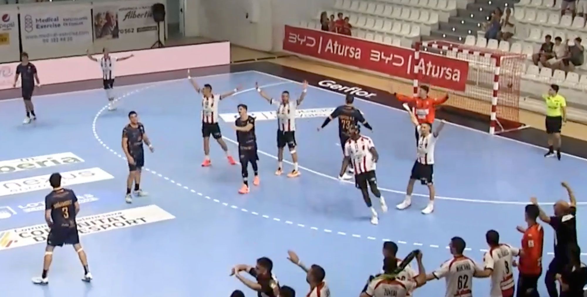 Los jugadores del Sagunto celebran el triunfo, con los del Ademar cabizbajos, tras fallar el último tiro. | ASOBAL TV