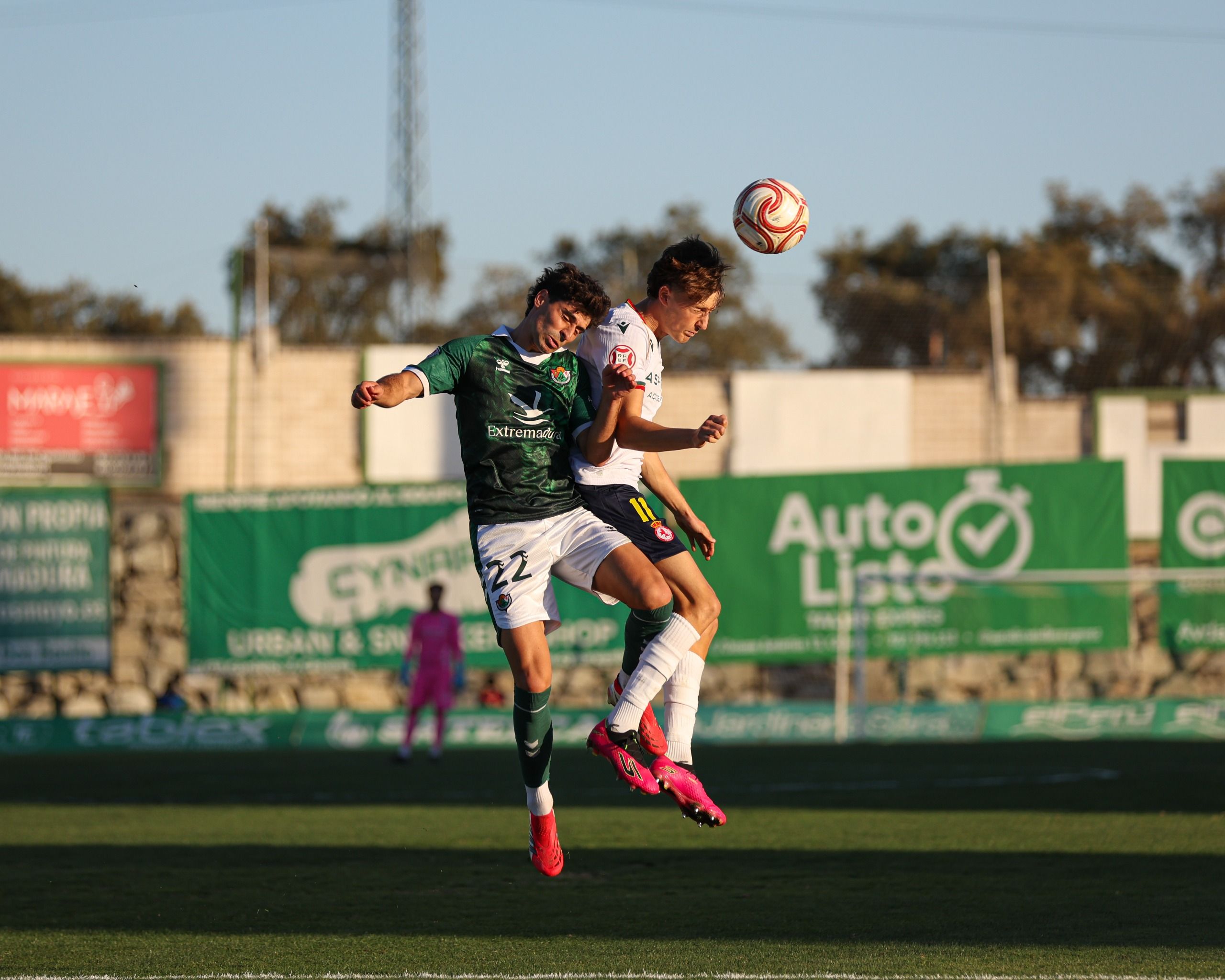 El extremo de la Cultural, Hugo García, pelea por un balón aéreo con el jugador del Cacereño. | CYD