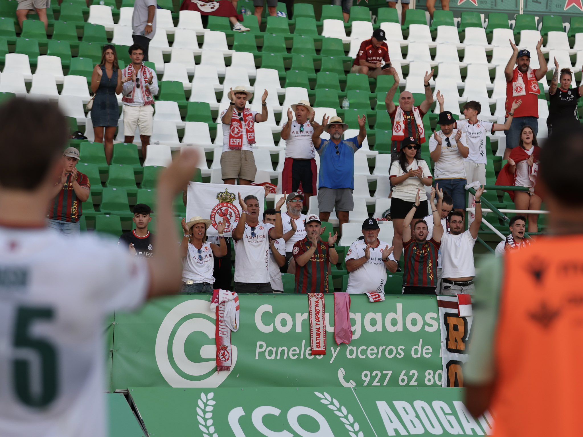 La afición de la Cultural no abandonó a su equipo en la calurosa tarde en Cáceres. CULTURAL