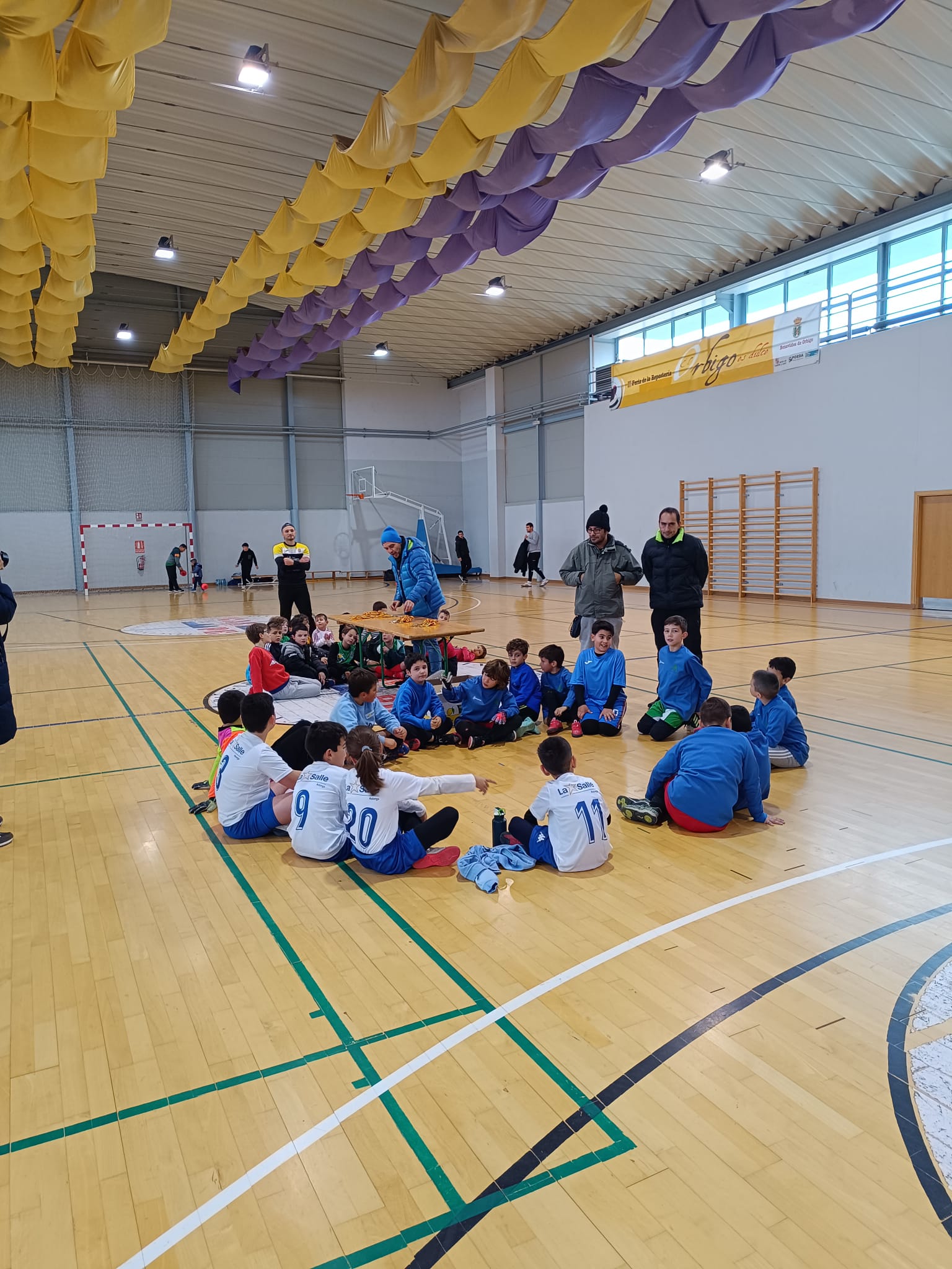 Un grupo de niños de las escuelas municipales deportivas de Astorga. | L.N.C.