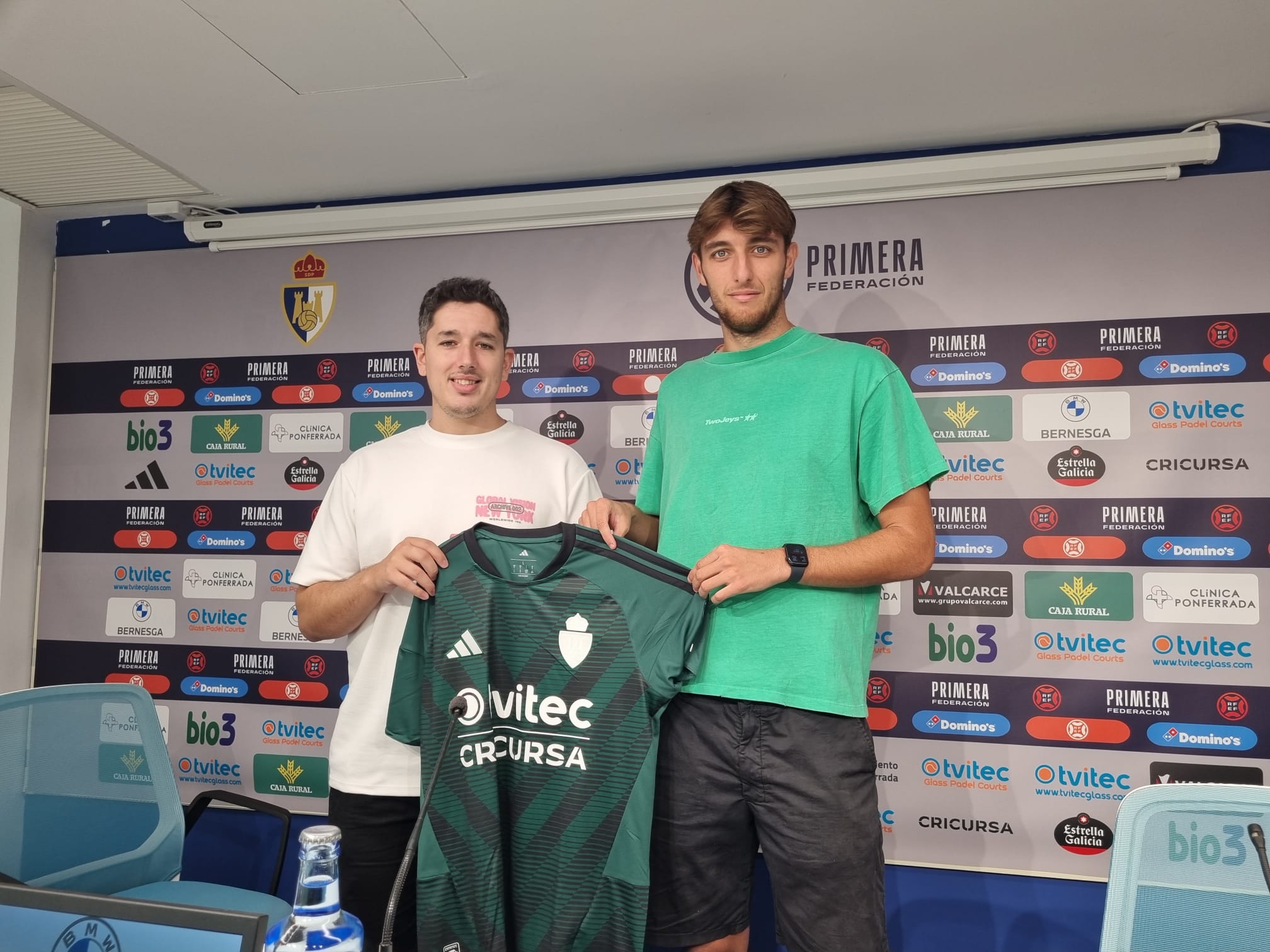 Óscar Vacas en su presentación con la Ponferradina en la sala de prensa del Toralín. RAÚL FERNÁNDEZ