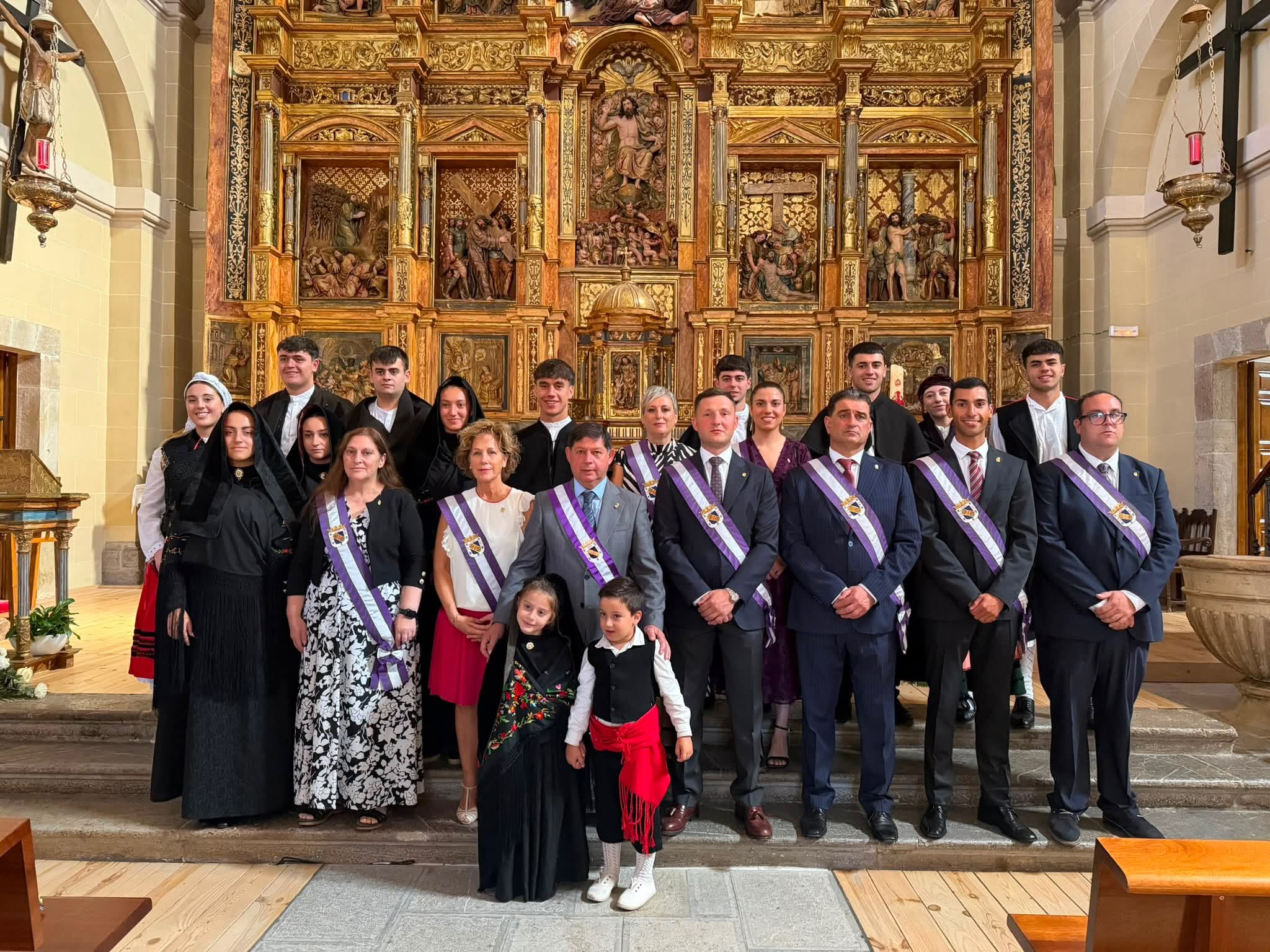 Foto de familia de miembros de la corporación municipal durante la misa de este lunes. | L.N.C.