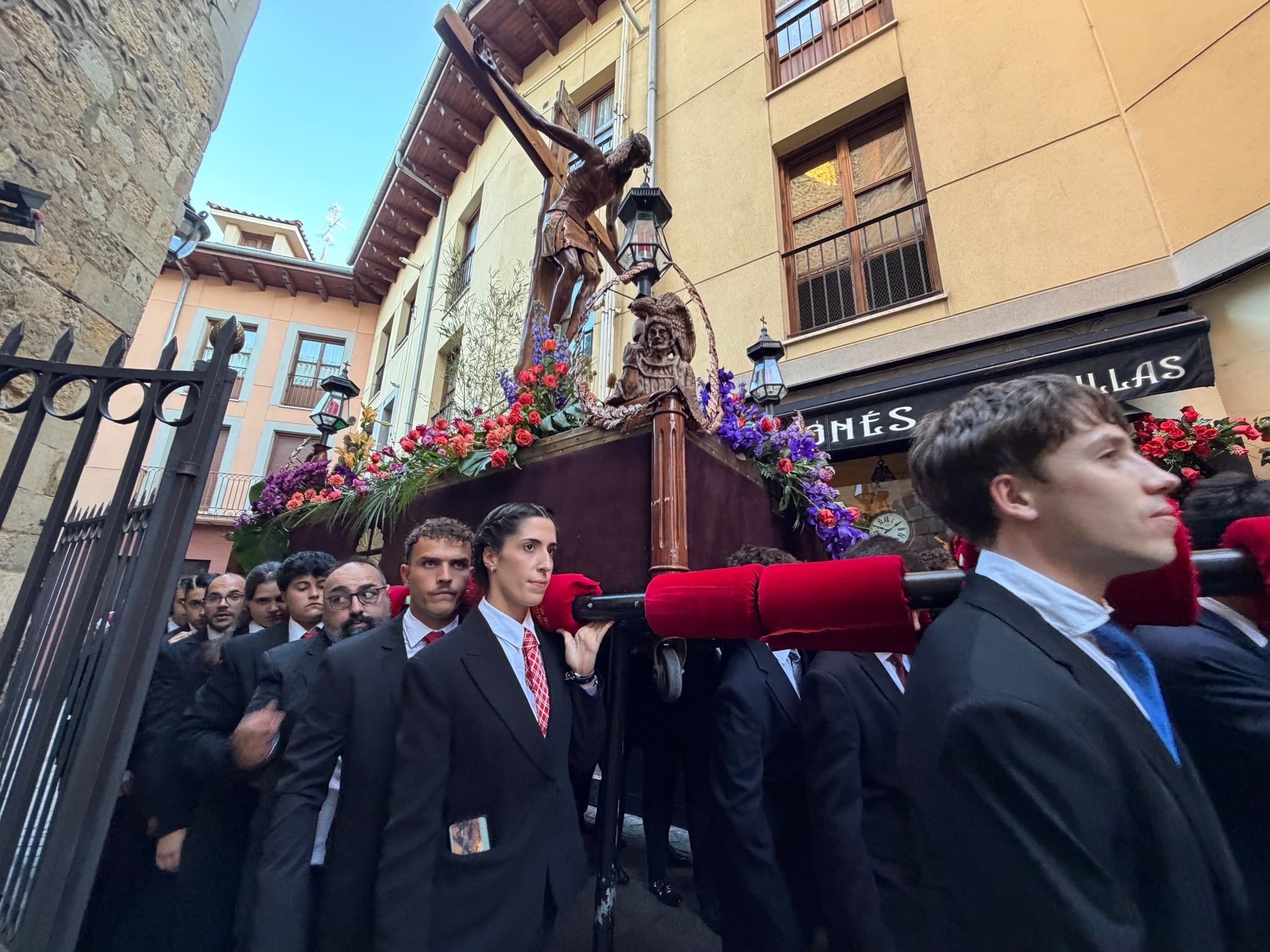 Varias mujeres pujaron durante todo el recorrido a la Agonía. | SAÚL ARÉN
