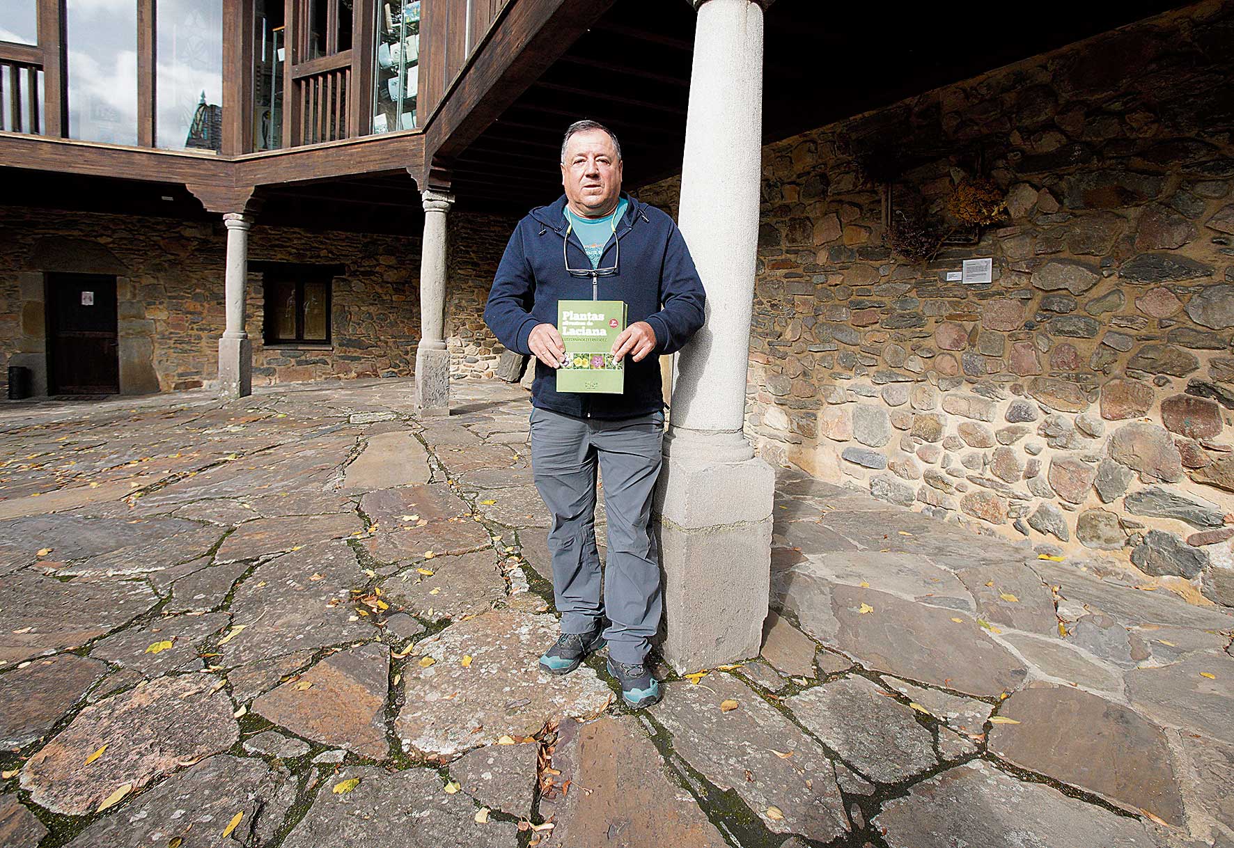 Luis Fernández Fernández en Laciana con un ejemplar entre las manos de su último libro sobre plantas, también es autor de otros. | CÉSAR SÁNCHEZ