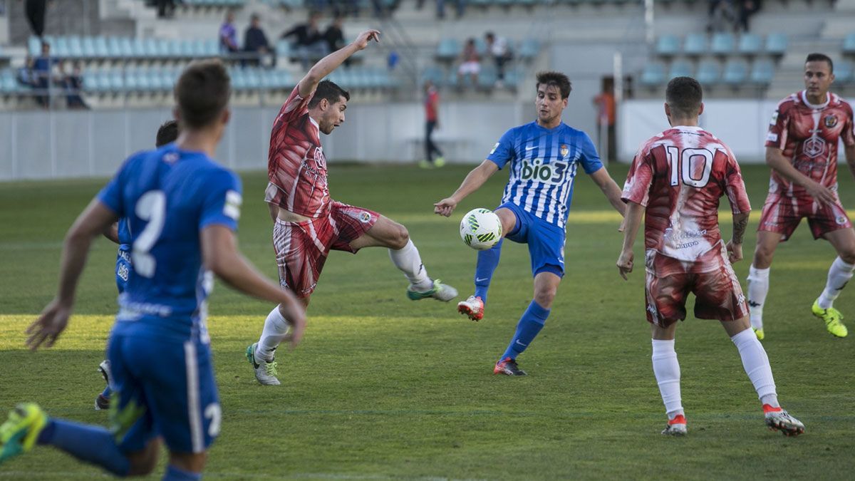 Juanto intenta controlar un balón ante la oposición de varios jugadores del Palencia. | DIARIO PALENTINO