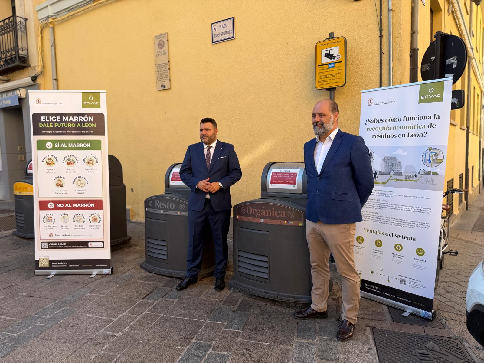 El concejal del Servicio de Limpieza y Residuos, Jon Ander Fernández, presenta la llegada del contenedor marrón junto a la empresa de la recogida neumática de residuos. | SAÚL ARÉN