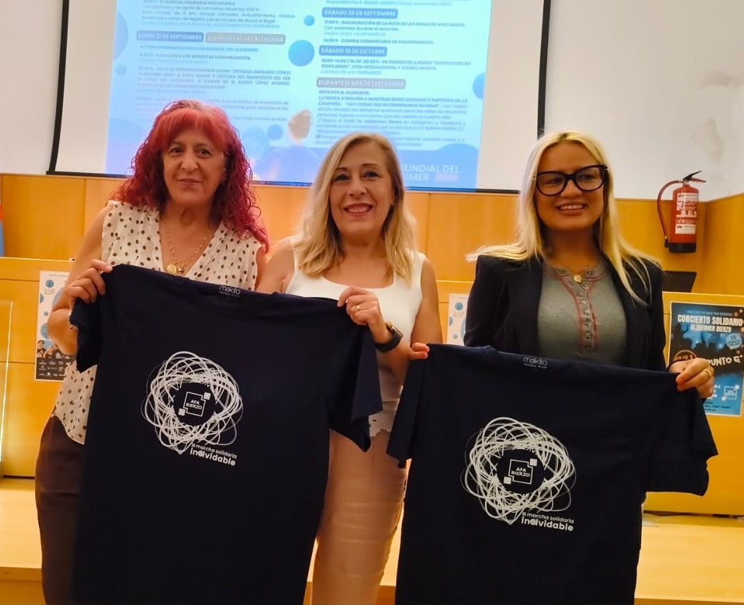 Las delegadas de AFA Bierzo con la concejala, Alexandra Rivas a la derecha de la imagen. | MAR IGLESIAS
