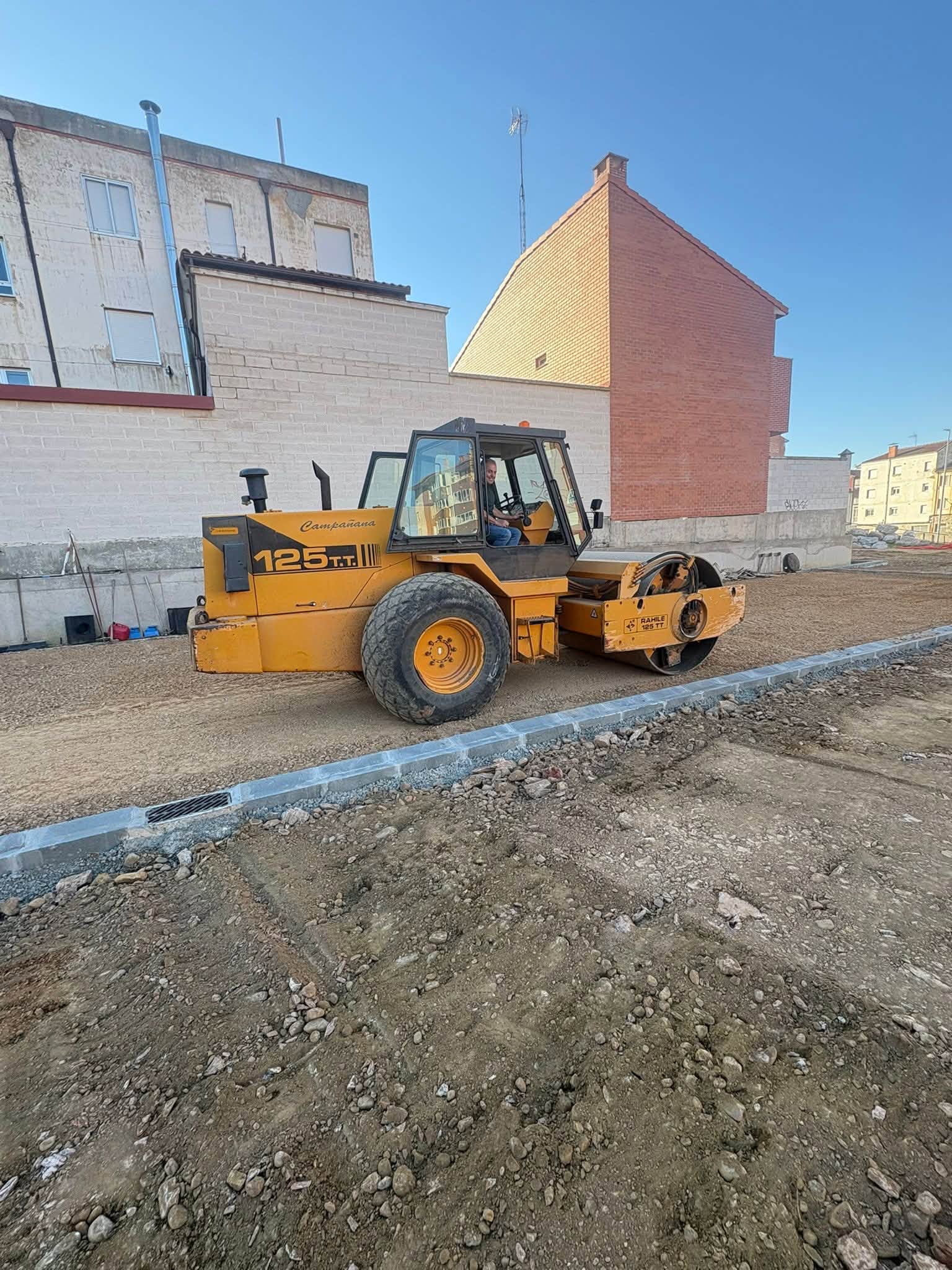 Obras para crear el nuevo aparcamiento de autocaravanas de Astorga. | L.N.C.