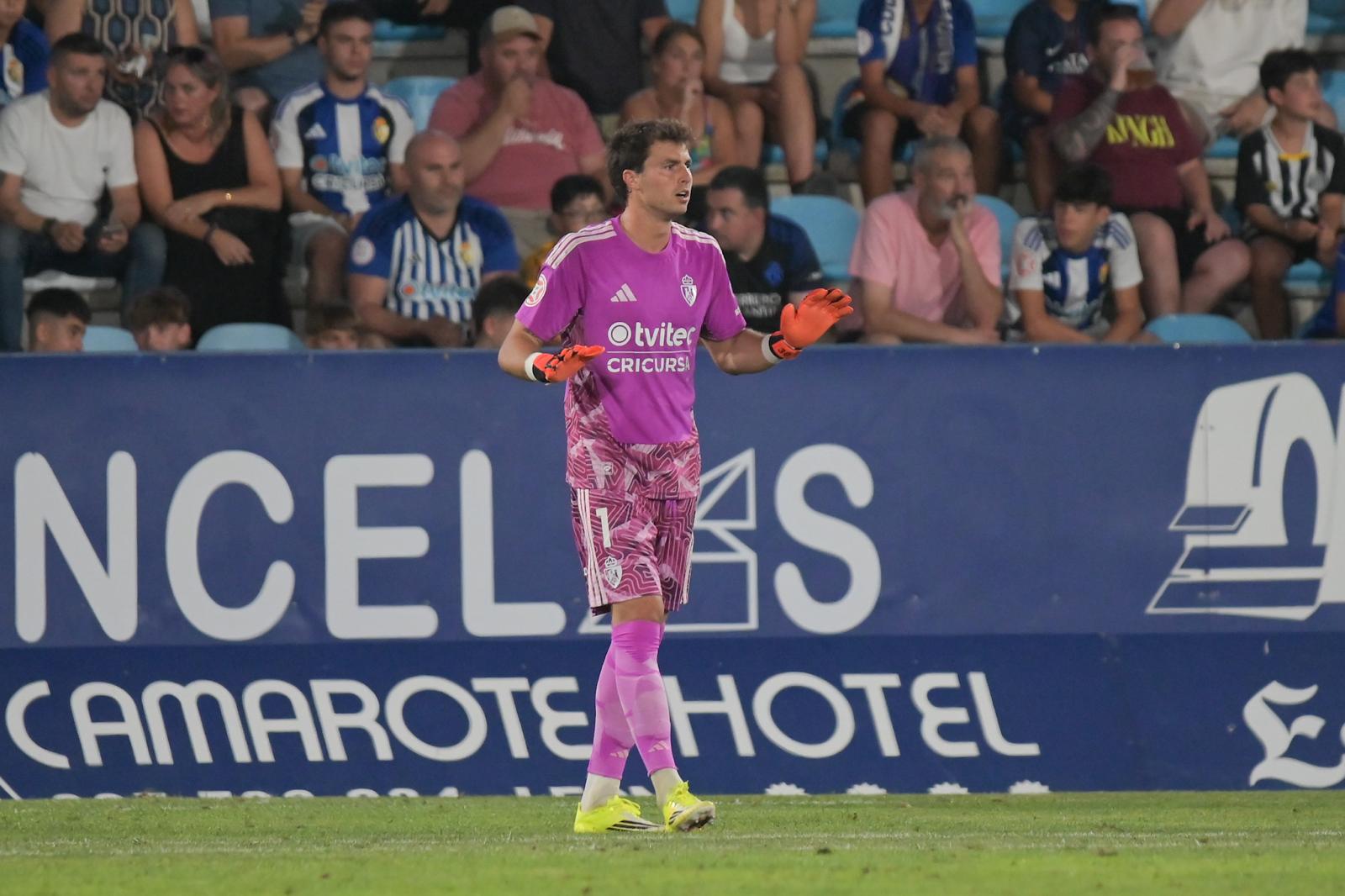 Álex Domínguez ha tenido que intervenir mucho más en los últimos partidos. QUINITO Álex Domínguez ha tenido que intervenir mucho más en los últimos partidos. QUINITO