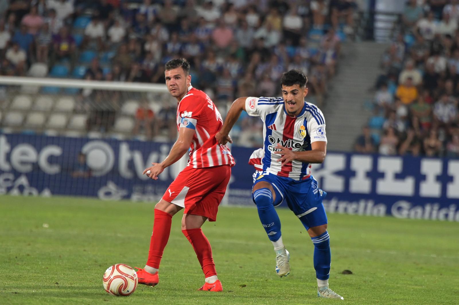 Sabroso corre hacia el balón tras haber superado al defensor del Lugo. QUINITO