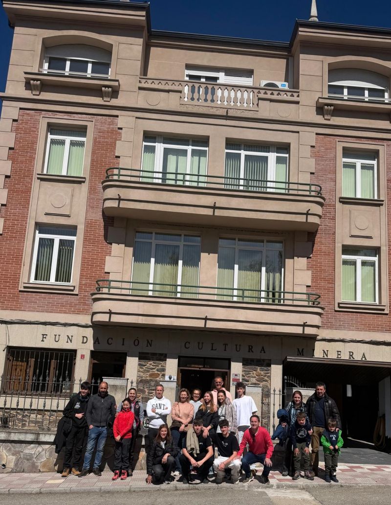 Un grupo de visitantes a las puertas del Museo. Un grupo de visitantes a las puertas del Museo.