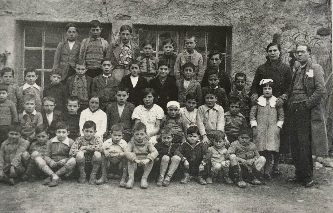 Maestro Agustín Alonso Jambrina y sus alumnos de San Román de Bembibre.